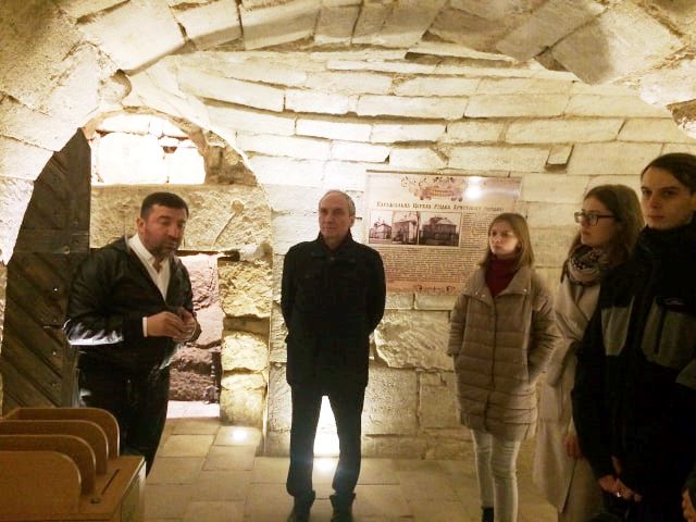 В підземеллі катедри разом з істориками.